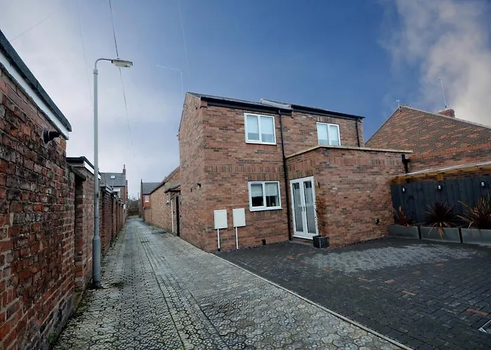 The Mews - 2 Bedroom Luxury, Spacious House With Free Parking