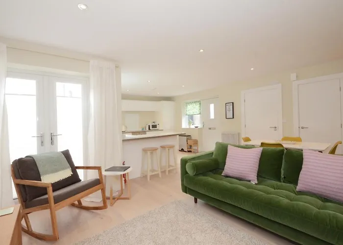 The Mews - 2 Bedroom Luxury, Spacious House With Free Parking