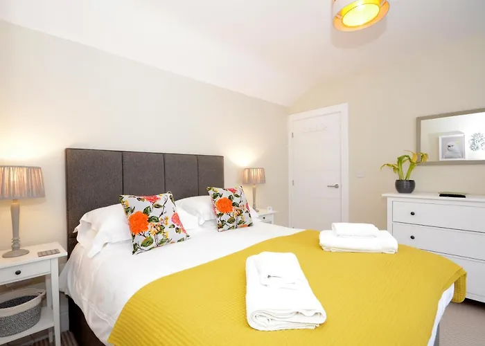 The Mews - 2 Bedroom Luxury, Spacious House With Free Parking