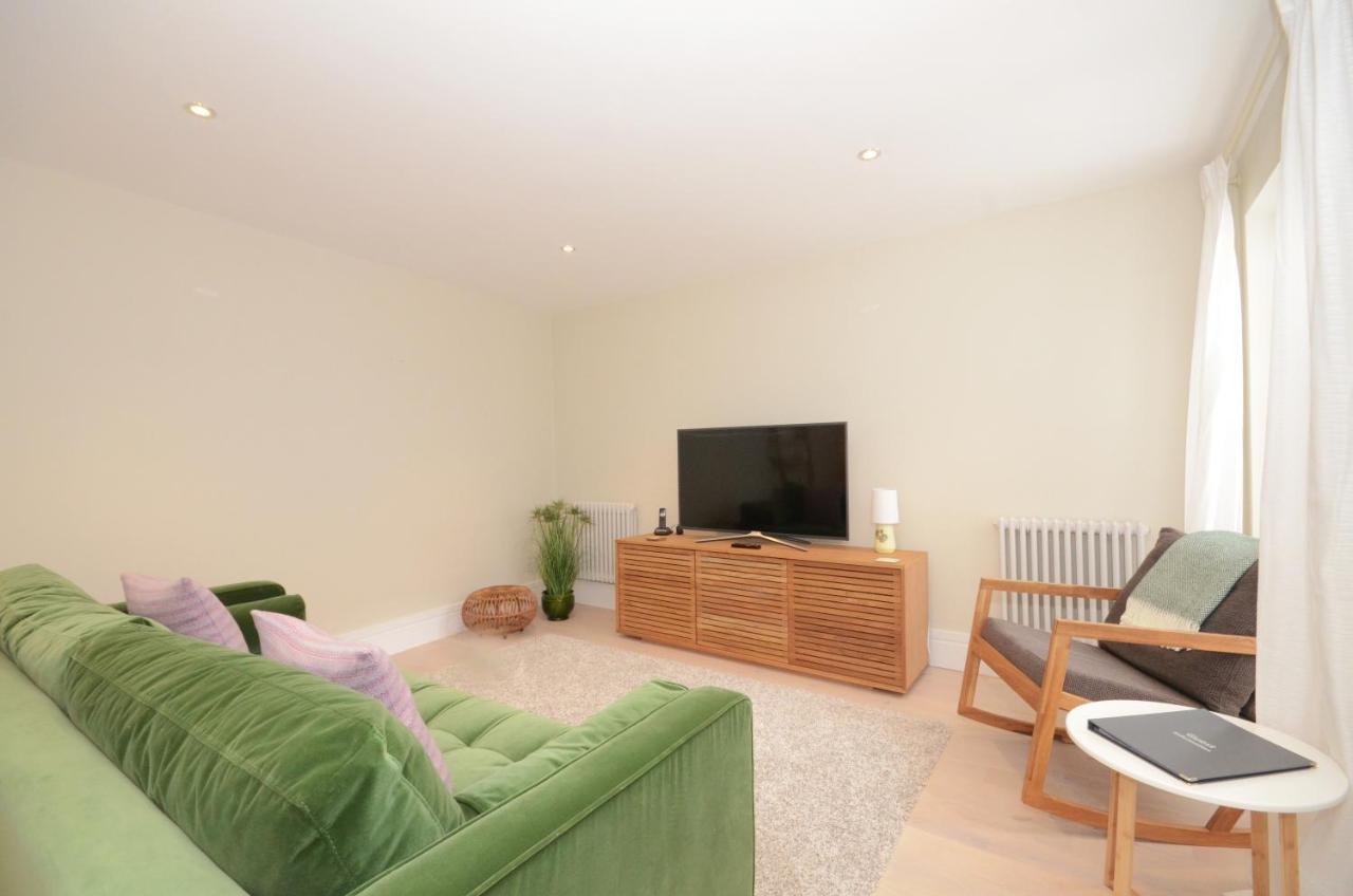 The Mews - 2 Bedroom Luxury, Spacious House With Free Parking Holiday home *