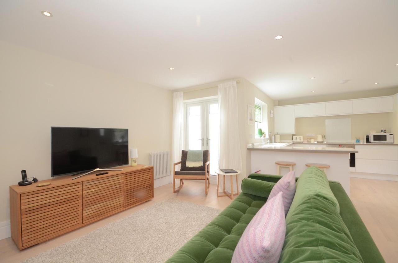 Holiday home The Mews - 2 Bedroom Luxury, Spacious House With Free Parking *