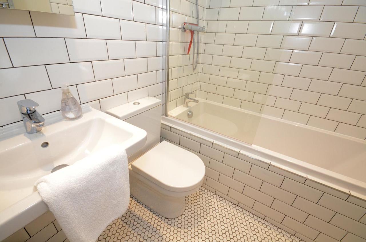 The Mews - 2 Bedroom Luxury, Spacious House With Free Parking