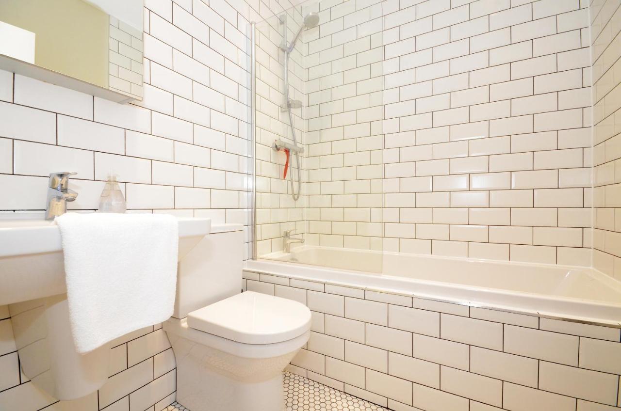 The Mews - 2 Bedroom Luxury, Spacious House With Free Parking