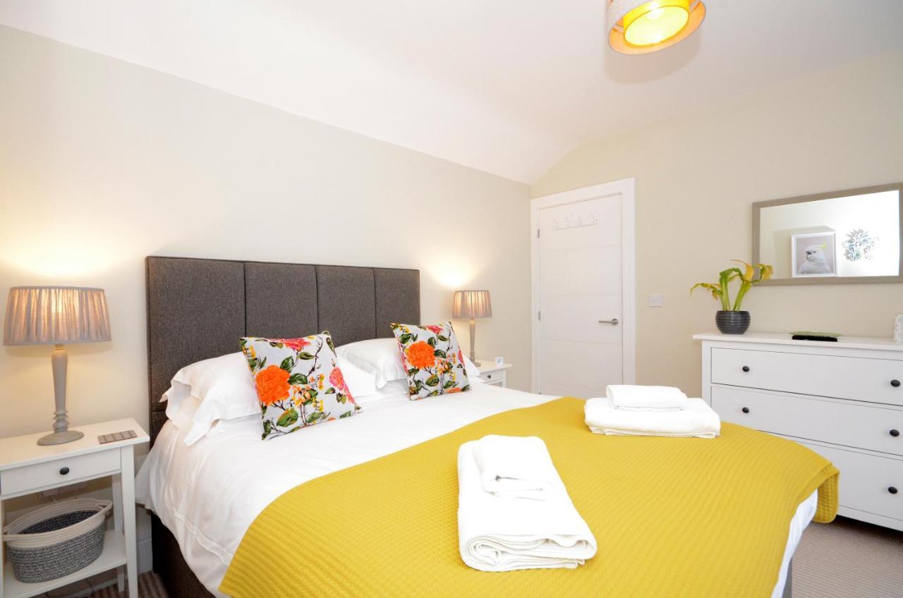 The Mews - 2 Bedroom Luxury, Spacious House With Free Parking Сasa de vacaciones