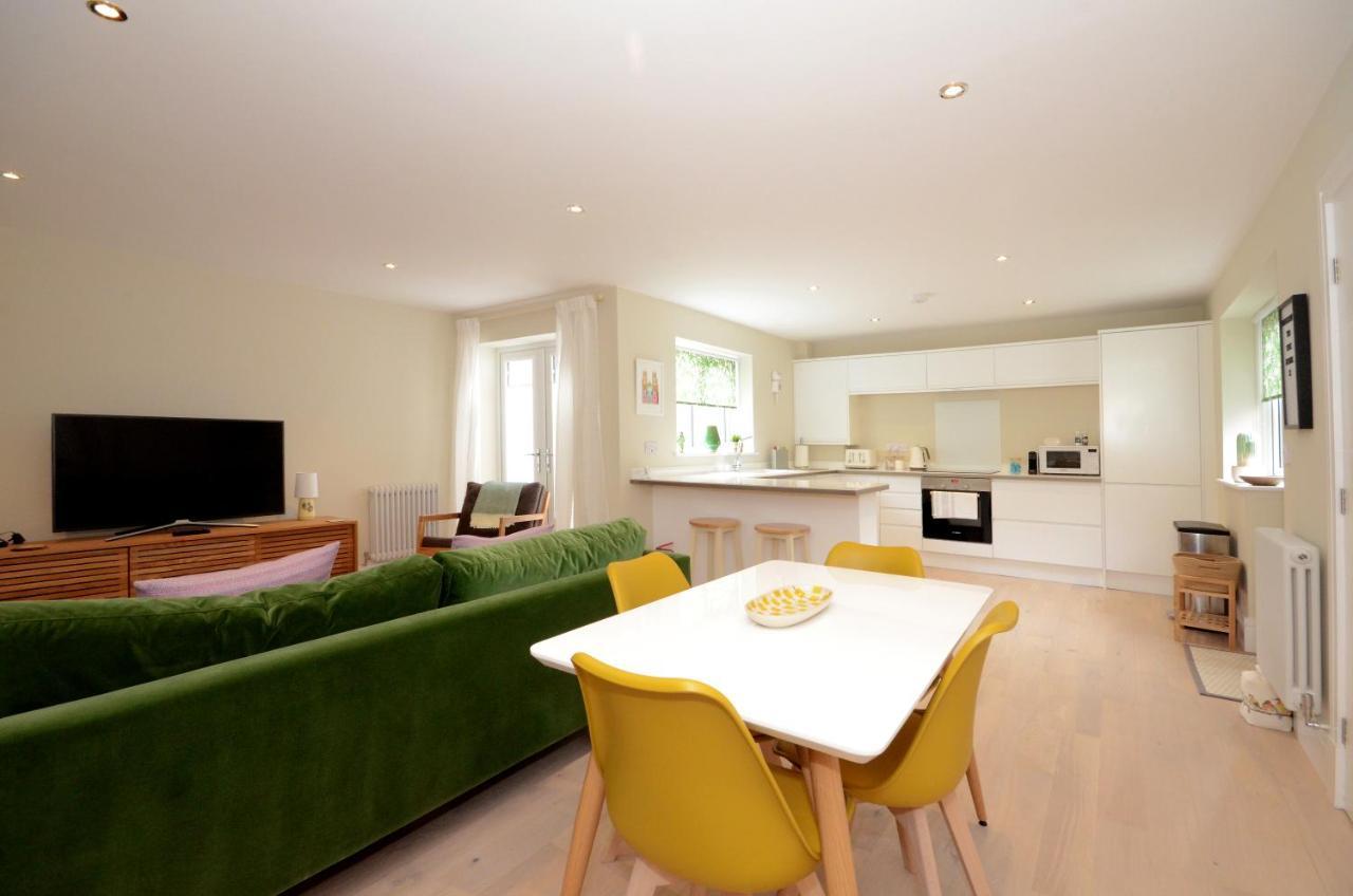 The Mews - 2 Bedroom Luxury, Spacious House With Free Parking *